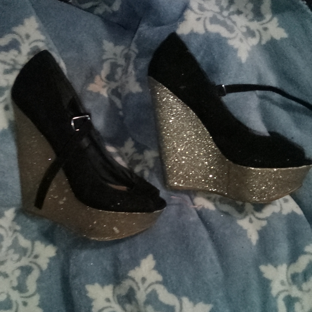 Steve Madden Black and Gold Glitter Wedge Heels Size 5.5
